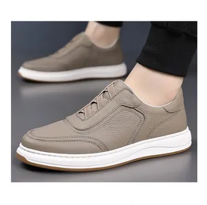Seitenansicht von braunen Herren-Slippern aus genarbtem Leder mit weißer Sohle