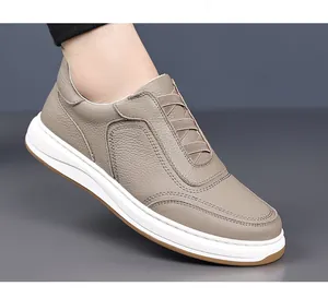 Nahaufnahme der braunen Herren-Slipper aus echtem Leder mit feiner Kieselmaserung
