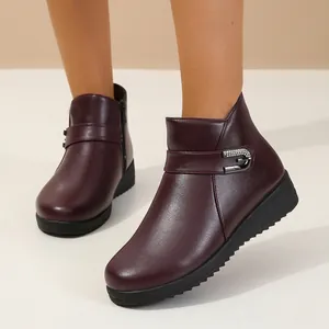 Elegantes botines de invierno burdeos para mujeres mayores con suelas suaves antideslizantes