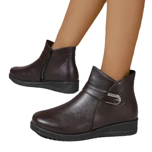 Botines marrones cálidos y antideslizantes para mujeres con hebilla de cristal brillante