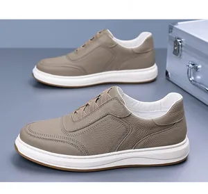 Detailaufnahme aus hochwertigem genarbtem Leder für Khaki-Freizeitschuhe Herren