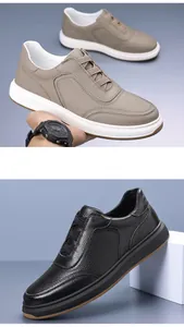 Nahaufnahme der Premium-Rindslederstruktur dieser lässigen Herren-Slipper