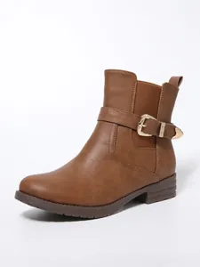 Bottines Chelsea western marron classiques avec boucle vintage et talon épais robuste.