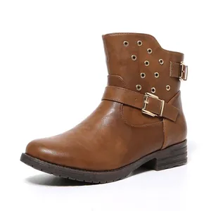 Vue détaillée de la bottine en cuir marron de style western avec sangles à boucle.