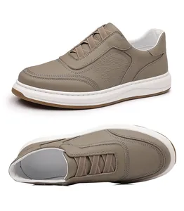 Detaillierte Mehrwinkelansicht der lässigen Herren-Slip-on-Slipper aus Narbenleder in Taupe.