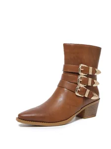 Gros plan sur les bottines Western marron avec triple boucles vintage et talon bloc épais