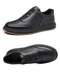 Detailansicht der schwarzen Herren-Loafer aus echtem Leder zum Reinschlüpfen mit Textur