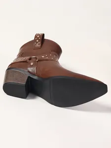 Vue détaillée de bottine Chelsea marron style western avec clous et talon sur fond blanc