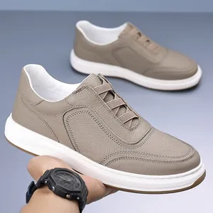 Premium-Echtleder Slipper für Herren in Taupe mit einer dicken weißen Gummisohle