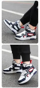 Vista dettagliata delle scarpe da basket alte per bambini con suole ammortizzate.