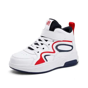 Scarpe da basket alte per ragazzi con suola spessa e un design molto sportivo