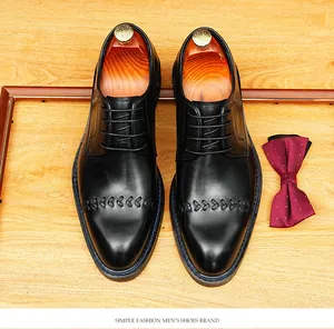 Vue de dessus de chaussures Oxford formelles en cuir noir avec surpiqûres et nœud