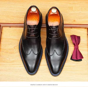 Draufsicht auf formelle Herrenschuhe aus Leder mit Budapester-Muster und Finish