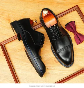 Vue détaillée de chaussures Oxford en cuir noir de qualité avec bout tressé et nœud papillon