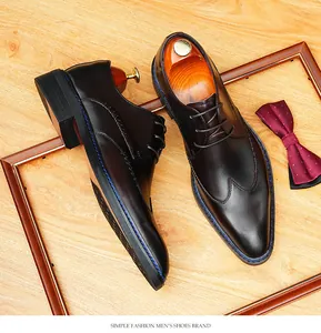 Dunkelbraune Herren-Oxford-Schuhe aus Leder mit Flügelkappe und blauen Ziernähten