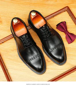 Vue détaillée de dessus de chaussures Oxford en cuir noir avec surpiqûres
