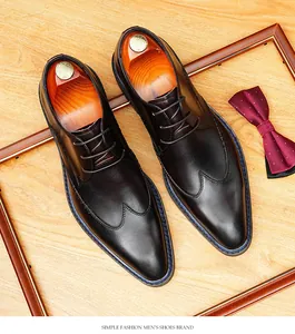 Nahaufnahme von Premium-Oxford-Schuhen aus schwarzem Leder mit eleganter Schnürung
