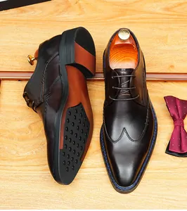 Detailansicht brauner Wingtip-Oxfords aus Leder mit einer rutschfesten Gummisohle