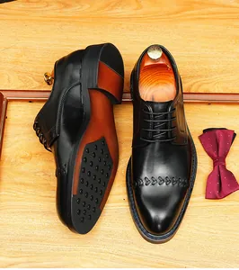 Gros plan de chaussures Oxford en cuir noir avec couture décorative et détail de semelle