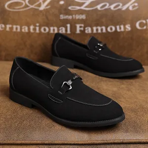 Klassieke zwarte suède heren loafers met stijlvolle bit-gesp en handig instapmodel ontwerp