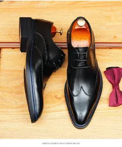 Detailansicht von schwarzen Business-Oxford-Schuhen aus Leder mit blauen Nähten