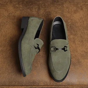 Groene suède loafers voor heren met stijlvolle metalen paardenbit-gesp en instapontwerp