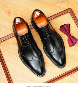 Draufsicht auf hochwertige schwarze Leder-Oxford-Schuhe mit eleganten Accessoires