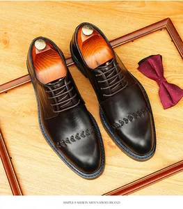 Vue de dessus de chaussures Oxford en cuir marron avec des surpiqûres décoratives élégantes