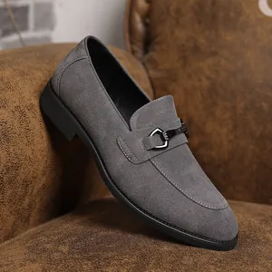 Grijze heren suède loafers met metalen bitje op bruin lederen achter