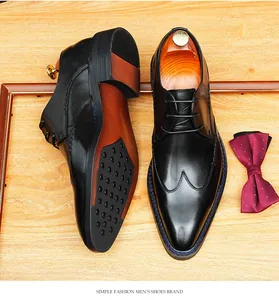 Detailansicht der schwarzen Wingtip-Oxford-Schuhe aus Leder mit rutschfester Sohle