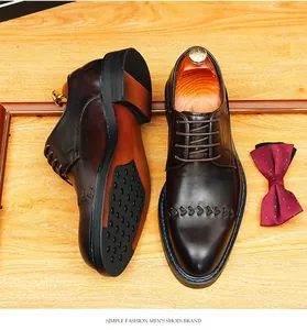 Vue détaillée de chaussures richelieu en cuir marron avec semelle antidérapante et coutures