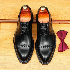 Chaussures Oxford élégantes en cuir noir pour hommes, idéales pour mariage.