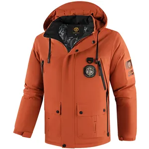 Professionelle orangefarbene Herren-Winterjacke mit Kapuze und mehreren praktischen Taschen