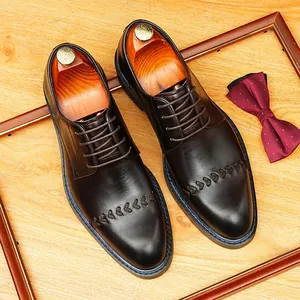 Chaussures richelieu en cuir marron foncé pour hommes avec bout pointu et coutures décoratives