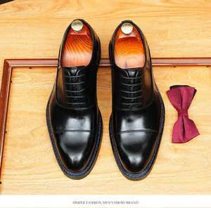 Vue macro de chaussures Oxford en cuir noir de qualité supérieure avec surpiqûres