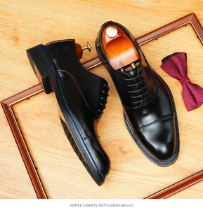 Vue détaillée de dessus de chaussures Oxford en cuir noir avec accessoires formels