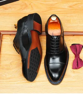 Vue de dessus professionnelle de chaussures Richelieu en cuir noir avec nœud papillon