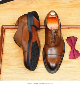 Vue détaillée de chaussures Oxford en cuir marron de qualité avec un design bout rapporté