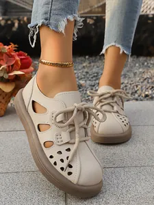 Chaussures à plateforme beiges rétro pour femmes avec perforations en forme de cœur chic