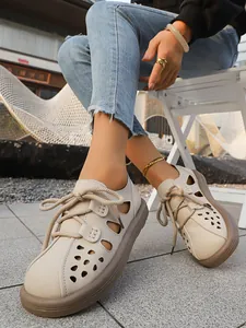 Détail de chaussures à plateforme rétro ajourées à lacets pour femmes en cuir beige