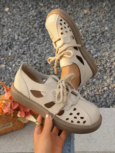 Vue détaillée de chaussures à plateforme beige ajourées avec semelle marron rétro