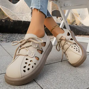 Gros plan sur d'élégantes chaussures à lacets beiges à semelles compensées ajourées