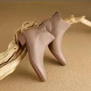 Détail du cuir texturé et de la coupe en V sur ces bottines élégantes à bout pointu