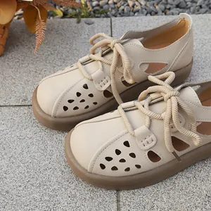 Vue détaillée des chaussures à plateforme beiges vintage avec dentelle et lacets rustiques