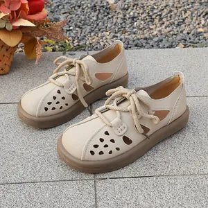 Détail rapproché de chaussures rétro à lacets beige avec découpes et semelle compensée