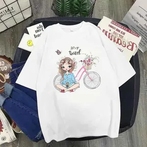 T-shirt bianca in cotone con stampa grafica di una simpatica ragazza e bici rosa
