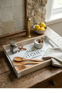 Detailansicht des modernen Aufbewahrungstabletts aus Eisen und Holz mit Home Kitchen Text