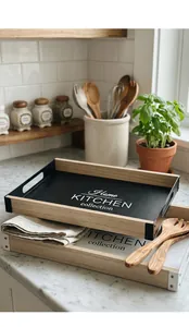 Detailansicht moderner Küchen-Ablageschalen mit Holzseiten und schützenden Metallecken