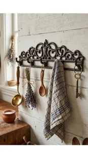 Decoratieve gietijzeren wandhaakrek in vintage stijl met fleur-de-lis design