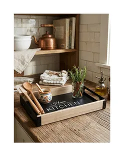 Rustikales Küchen-Tablett aus Holz und Eisen mit Home Kitchen Aufdruck in Szene